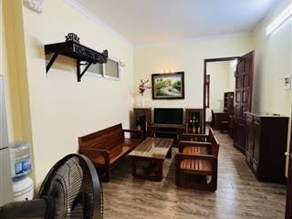 Cho thuê căn hộ tập thể tầng 4 phố nguyên hồng, phường láng dt 75m2 giá 10tr ô tô đỗ cửa