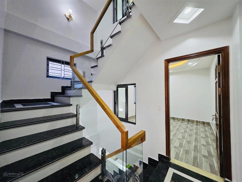 Nhà 4 tầng mặt ngõ. sân cổng  đông khê thông ra lê hồng phong  kinh doanh được