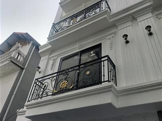 Bán căn mới xây đức giang  cách ô tô tránh chỉ 10m  4 tầng 5pn, chỉ nhỉnh 150tr/m2