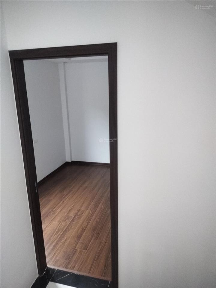 Bán căn mới xây đức giang  cách ô tô tránh chỉ 10m  4 tầng 5pn, chỉ nhỉnh 150tr/m2