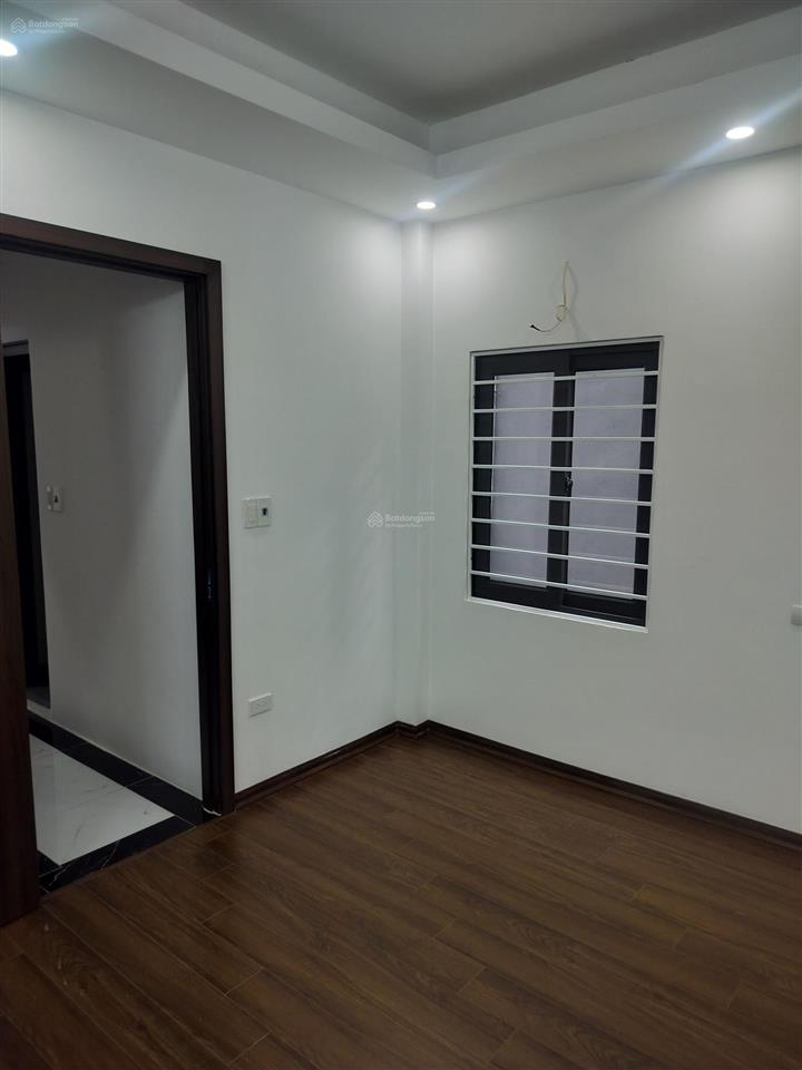 Bán căn mới xây đức giang  cách ô tô tránh chỉ 10m  4 tầng 5pn, chỉ nhỉnh 150tr/m2
