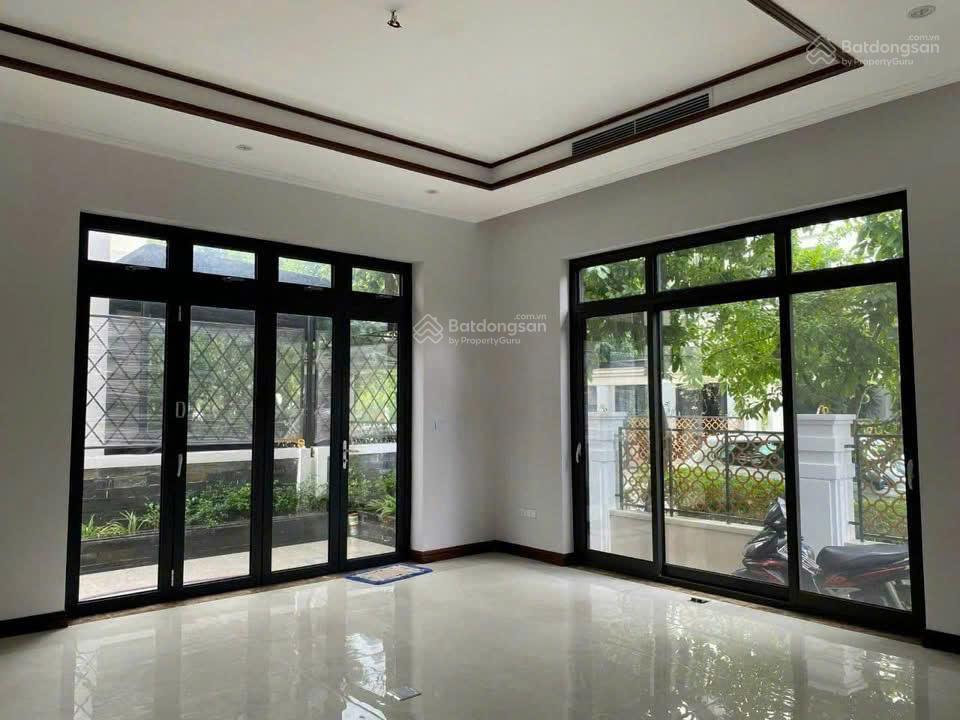 Cho thuê biệt thự 260m2 *3 tầng 1 tum nội thất cơ bản (thang máy) kđt mỹ đình 2