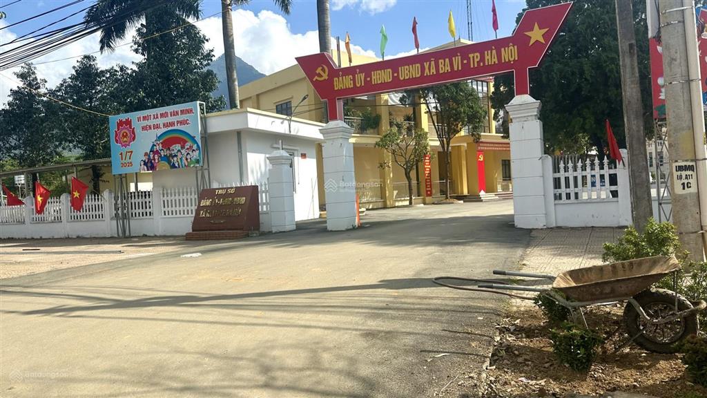 Cần bán 96,8m2 đất đấu giá trung tâm, cổng uỷ ban xã ba vì mới (minh quang cũ), mt 5m, hậu 5m