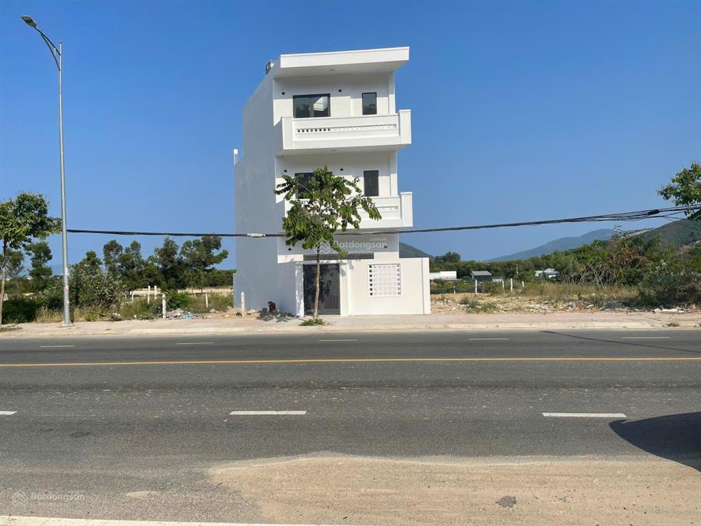 Bán nhà 3 tầng mặt tiền đường lớn tỉnh lộ 3 rộng 26m khu đất lành nha trang giá 5.5tỷ