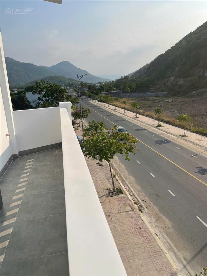 Bán nhà 3 tầng mặt tiền đường lớn tỉnh lộ 3 rộng 26m khu đất lành nha trang giá 5.5tỷ