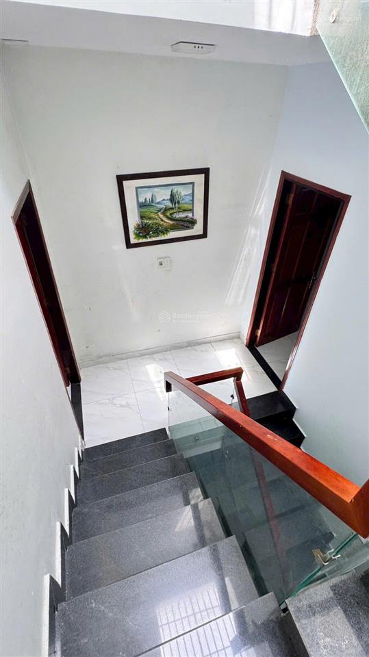 Hẻm nguyễn chí thanh  gần bv chợ rẫy. diện tích 4 x 13m. 4 tầng