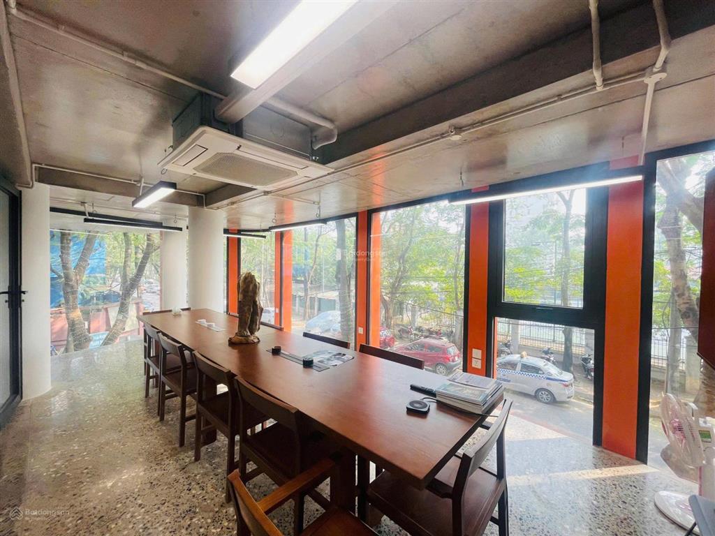 Cho thuê văn phòng tầng 5  120m2 thông sàn, sẵn mặt bằng!