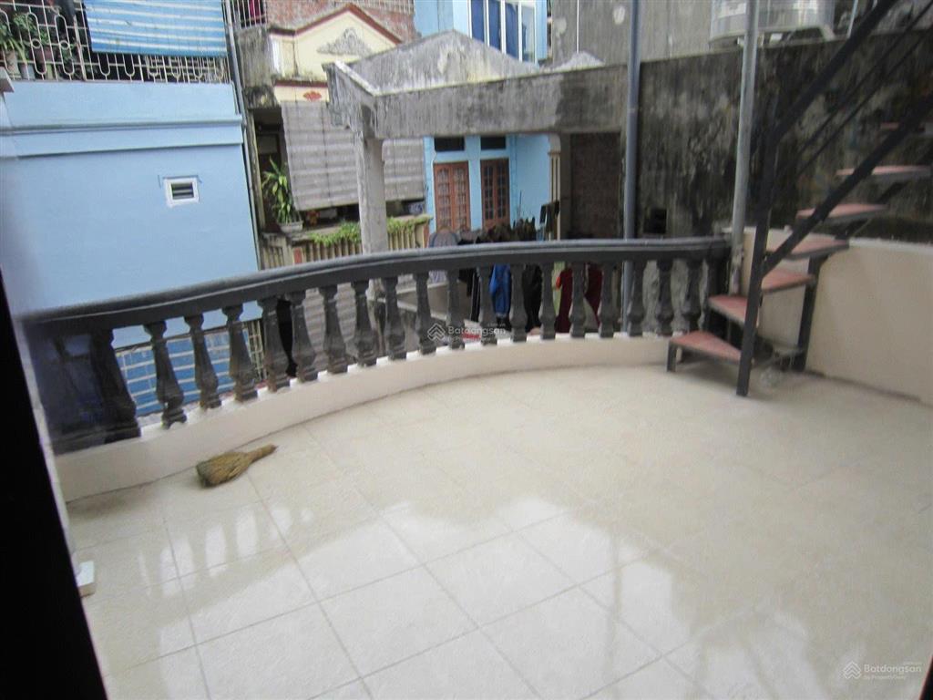 Chính chủ cho thuê phòng tầng 2 và tầng 3 (tổng diện tích 40m2) có ban công nhà 3 tầng