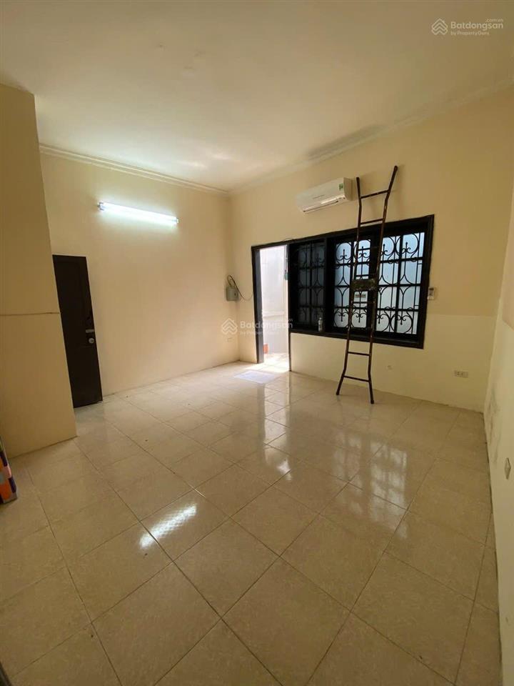 Chính chủ cho thuê phòng tầng 2 và tầng 3 (tổng diện tích 40m2) có ban công nhà 3 tầng