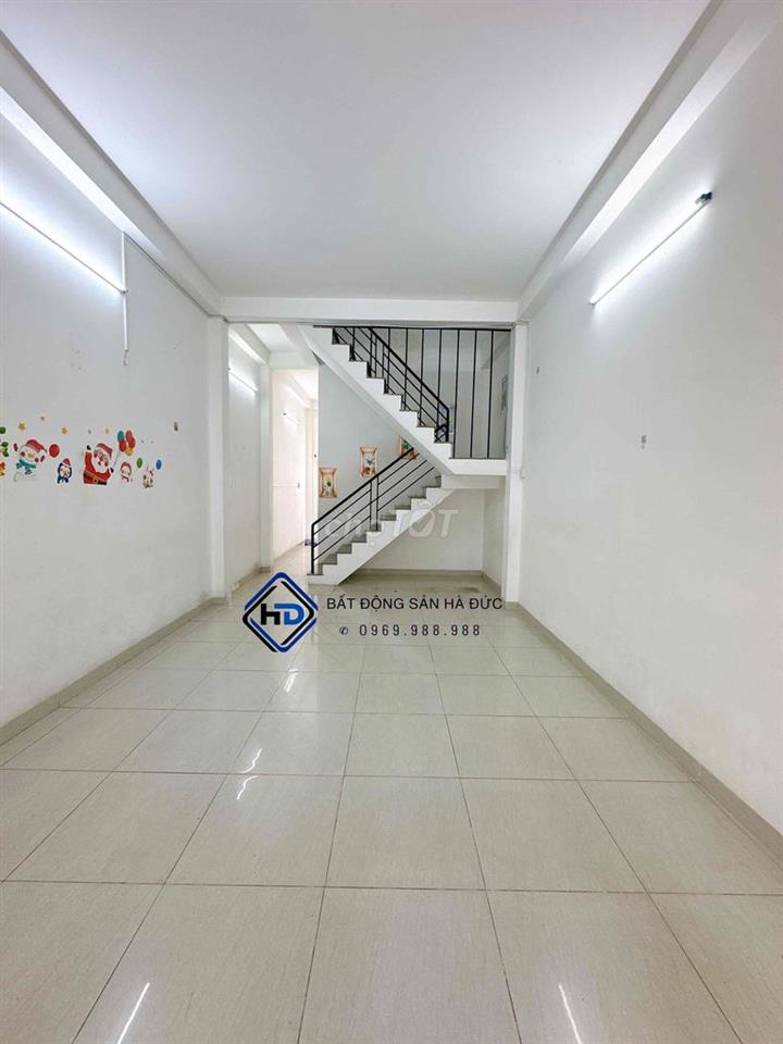 Nhà trệt lầu 4x20 mặt tiền đường Lê Thị Riêng