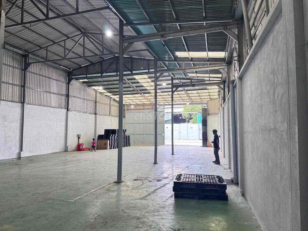 Xưởng 360m mặt tiền đường nhánh có sẵn văn phòng
