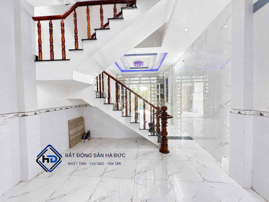 Nhà 3 lầu 4x20 có sân để xe hơi cách Lê Thị Riêng 150m