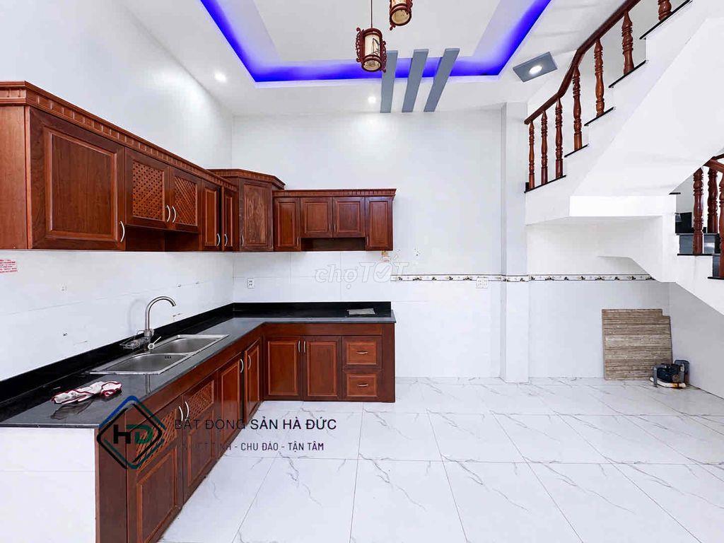 Nhà 3 lầu 4x20 có sân để xe hơi cách Lê Thị Riêng 150m