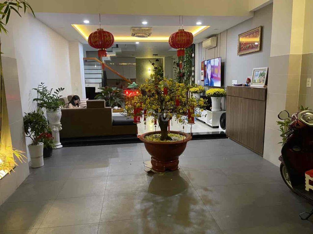 Nhà 3 lầu 5x18 mặt tiền nhánh full nội thất cách Lê Thị Riêng 50m