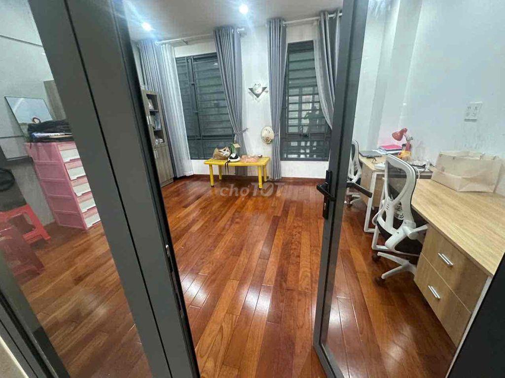Nhà 3 lầu 5x18 mặt tiền nhánh full nội thất cách Lê Thị Riêng 50m