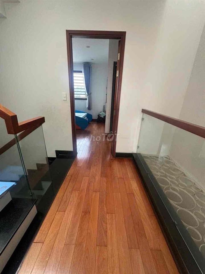 Nhà 3 lầu 5x18 mặt tiền nhánh full nội thất cách Lê Thị Riêng 50m