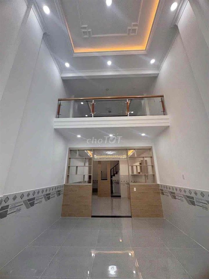 Nhà 3 lầu 4.5x28 mặt tiền Nguyễn Ảnh Thủ sầm uất