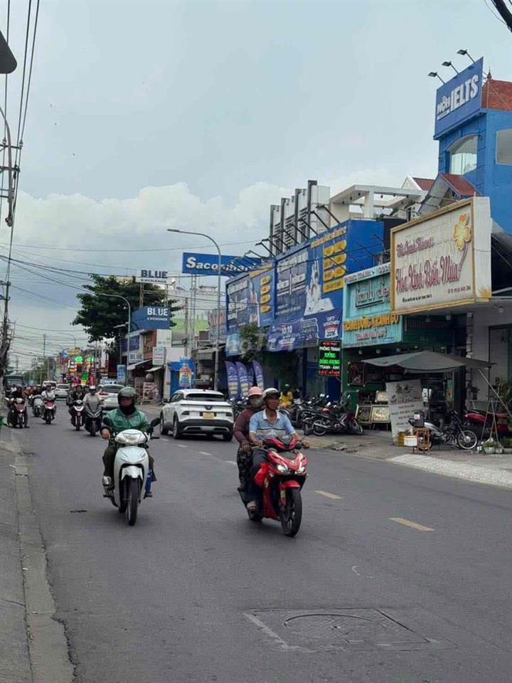 Nhà 3 lầu 4.5x28 mặt tiền Nguyễn Ảnh Thủ sầm uất