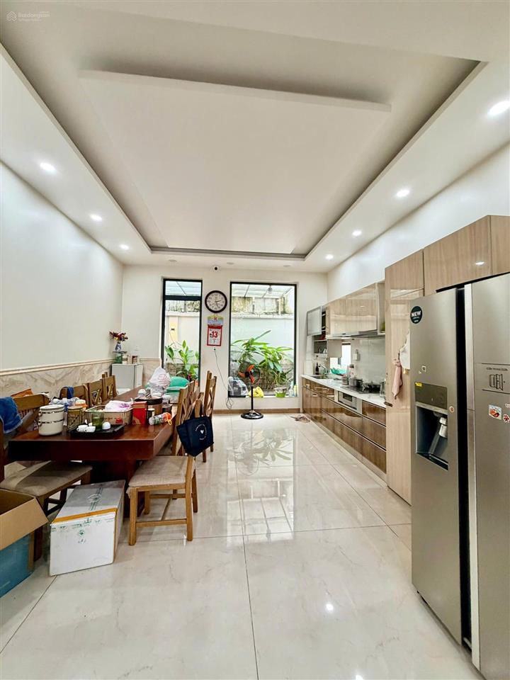 Cho thuê biệt thự khu ao sen tên lửa 10x20 3 lầu, có hầm