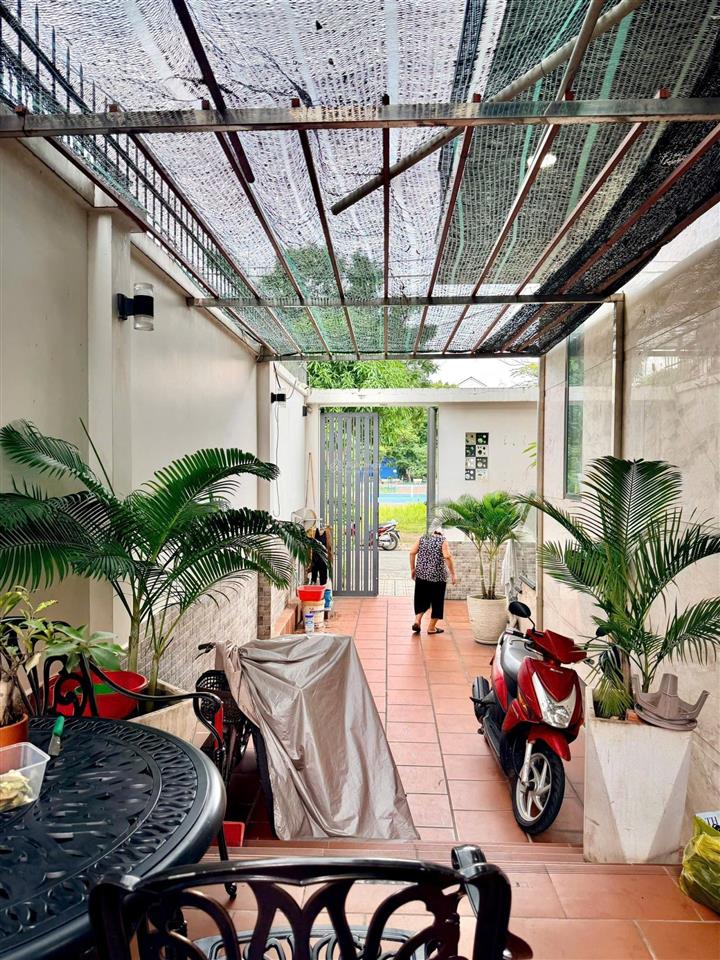 Cho thuê biệt thự khu ao sen tên lửa 10x20 3 lầu, có hầm