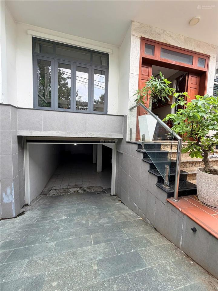 Cho thuê biệt thự khu ao sen tên lửa 10x20 3 lầu, có hầm