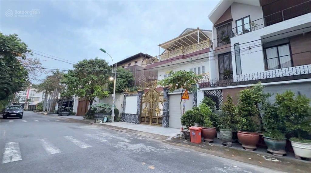 Bán biệt thự khu ao sen tên lửa gần siêu thị aeon 10x20 3 lầu, có tầng hầm