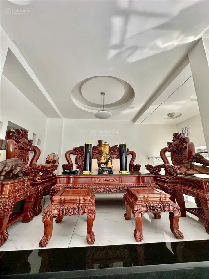 Bán biệt thự khu ao sen tên lửa gần siêu thị aeon 10x20 3 lầu, có tầng hầm