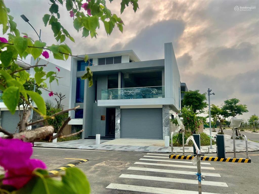 Cần tiền bán vài căn biệt thự giá tốt có hồ bơi rộng,ven sông,gần biển,dt cho thuê 100 triệu/tháng
