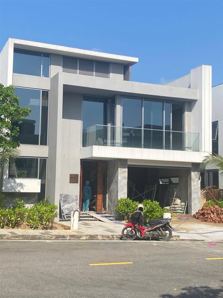 Cần tiền bán vài căn biệt thự giá tốt có hồ bơi rộng,ven sông,gần biển,dt cho thuê 100 triệu/tháng