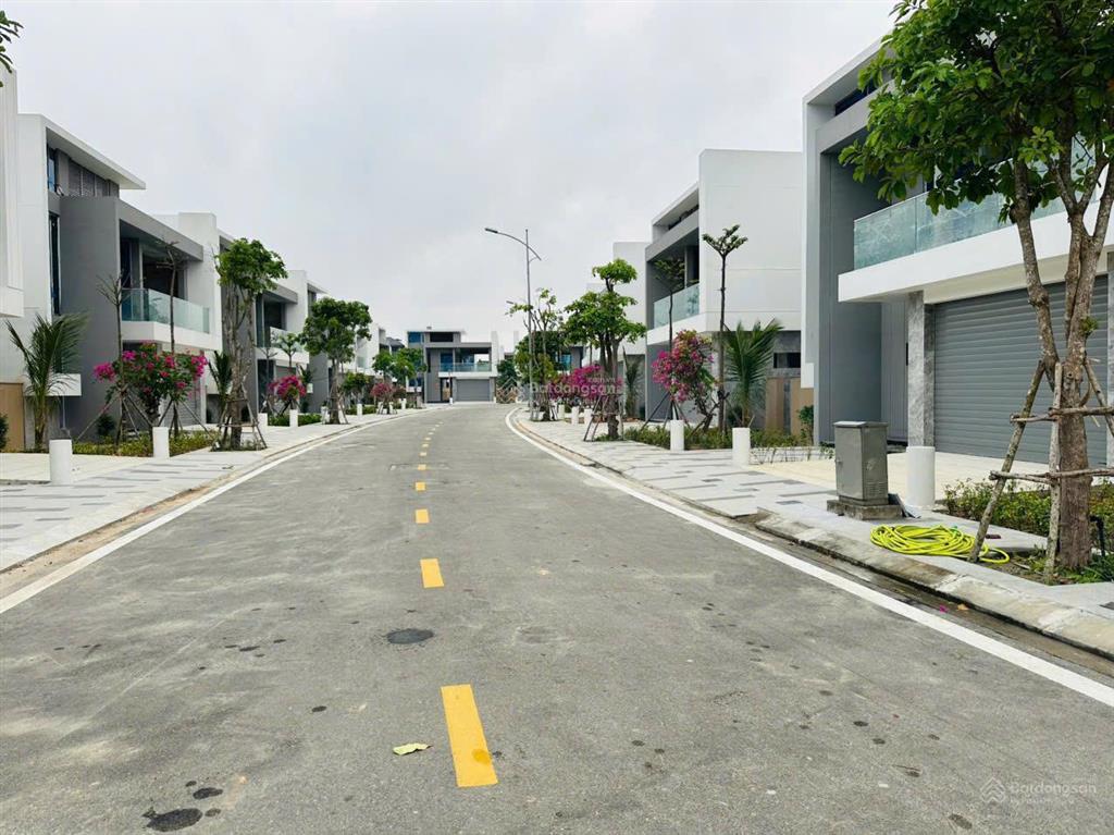 Cần tiền bán vài căn biệt thự giá tốt có hồ bơi rộng,ven sông,gần biển,dt cho thuê 100 triệu/tháng