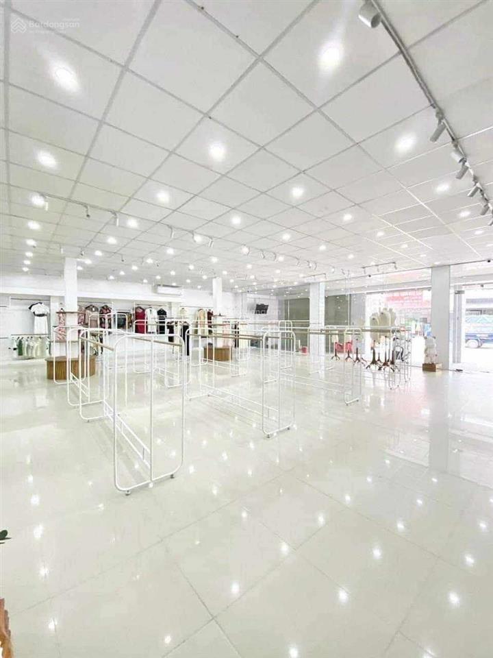 Cho thuê mặt tiền ngang 12m đường 3/2  vị trí đẹp gần cổng đại học cần thơ