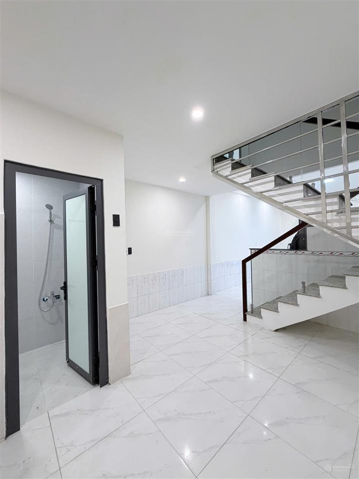 Nhà mới 2 tầng, ngang 4.4 x 10m tám danh p4q8