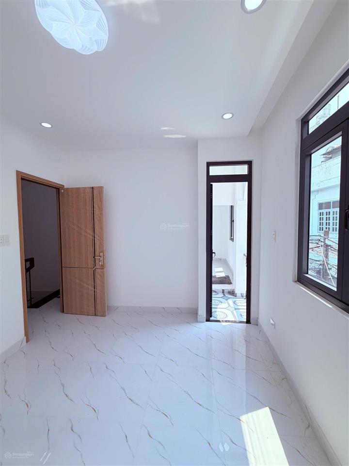 Nhà xây mới 4 tầng sau căn mặt tiền bông sao p5, quận 8