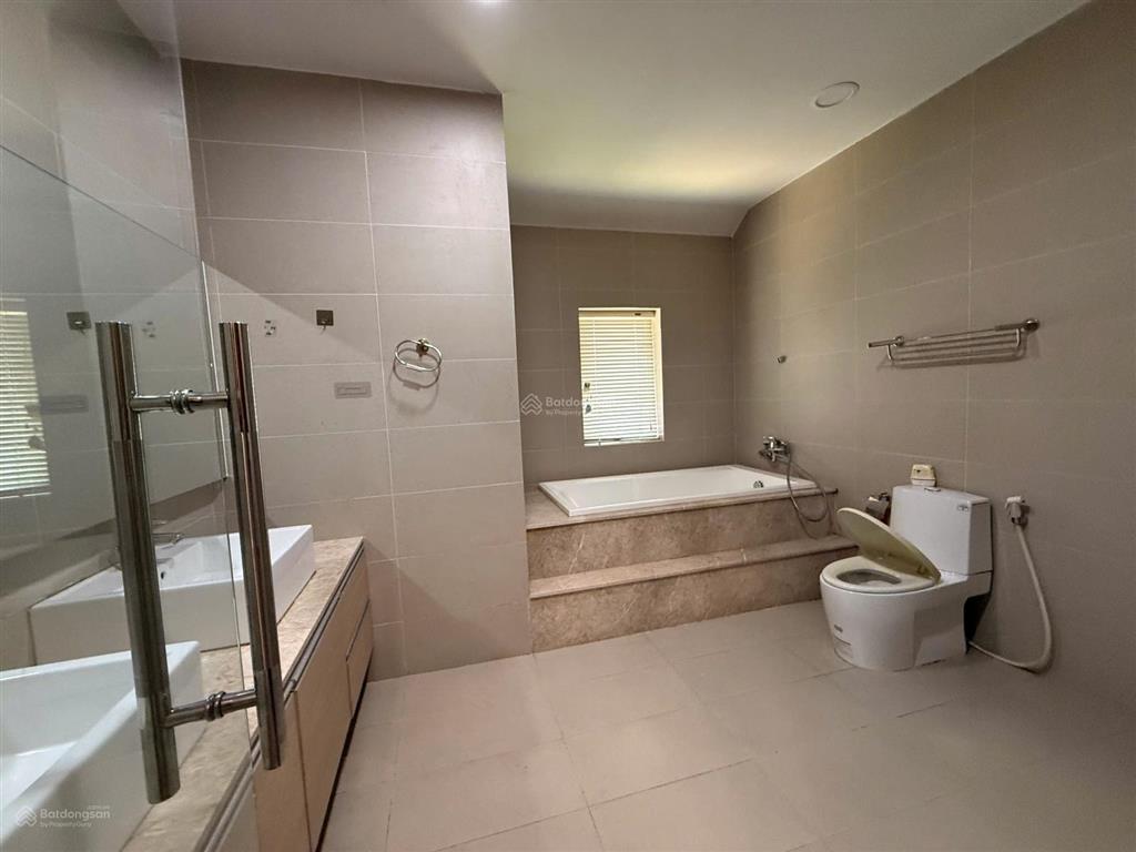 Bán biệt thự song lập 300 m2 nhà đẹp, sẵn doanh thu 30 triệu/tháng tại oasis, vsip 1