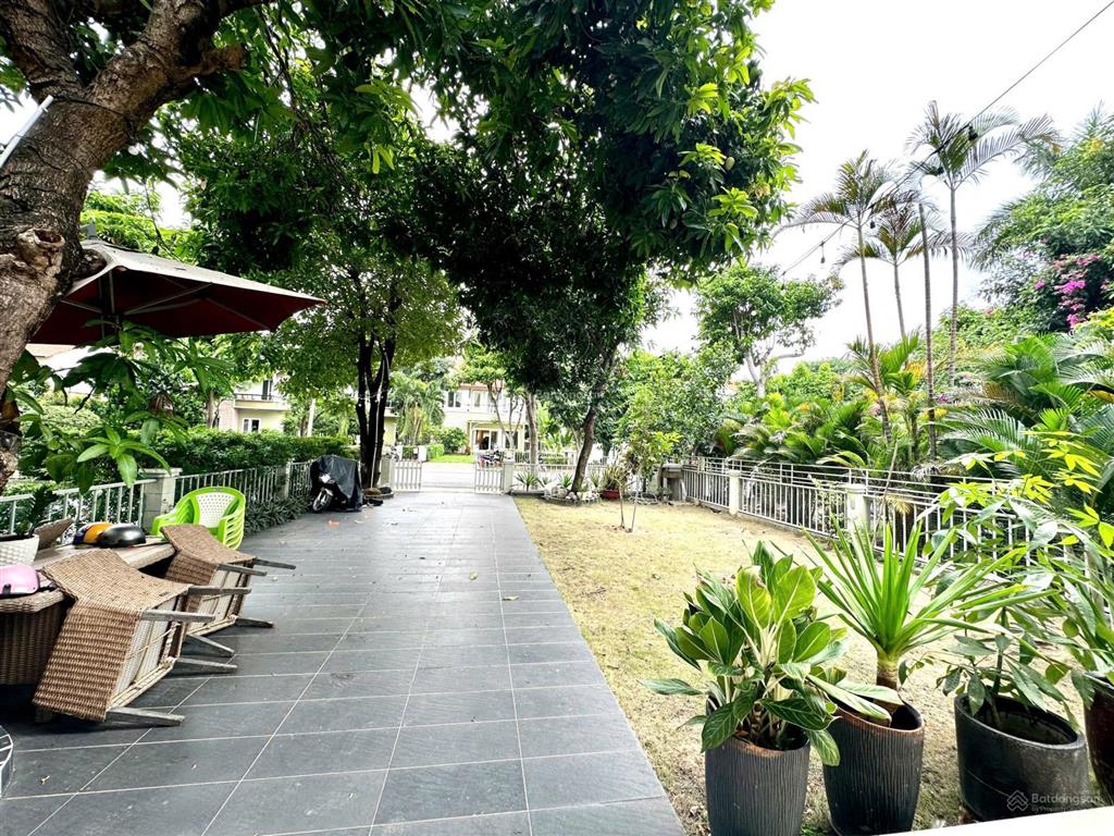 Bán biệt thự song lập 300 m2 nhà đẹp, sẵn doanh thu 30 triệu/tháng tại oasis, vsip 1
