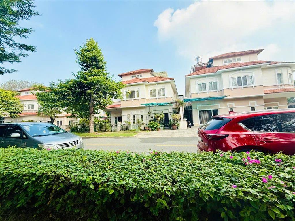Cần bán biệt thự góc 2 mặt tiền siêu đẹp đối diện công viên oasis 1, kế siêu thị aeon mall, bd