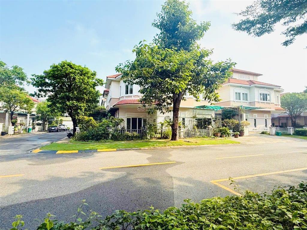 Cần bán biệt thự góc 2 mặt tiền siêu đẹp đối diện công viên oasis 1, kế siêu thị aeon mall, bd