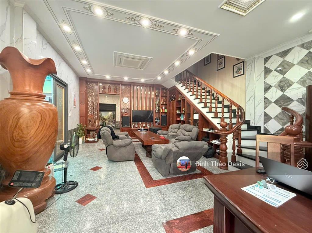 Chủ nhà chuyển công tác cần bán nhà phố đẹp ngang 10m ngay đường d35, vsip 1, thuận an