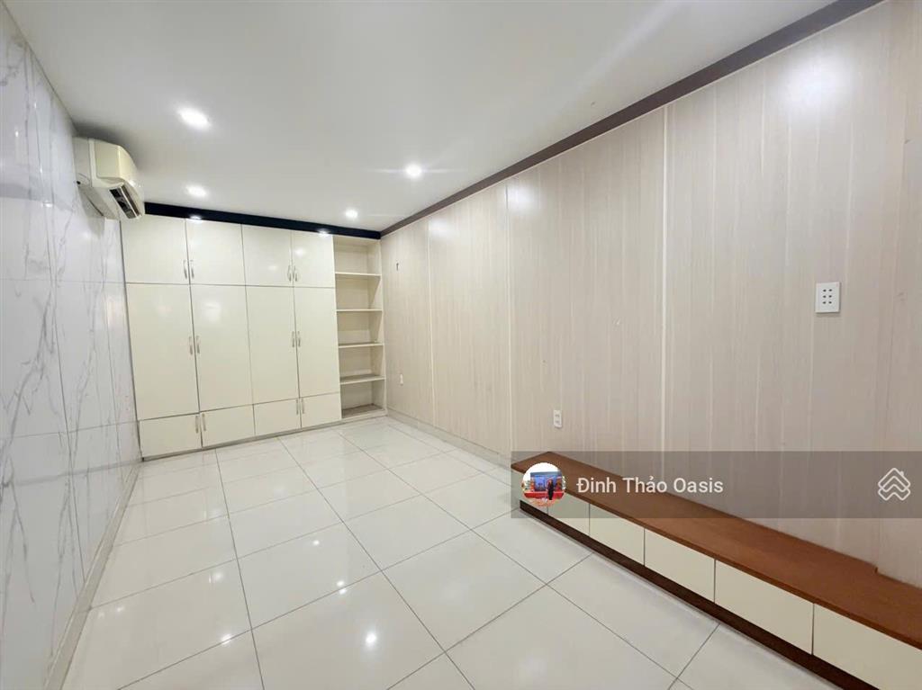 Chủ nhà chuyển công tác cần bán nhà phố đẹp ngang 10m ngay đường d35, vsip 1, thuận an