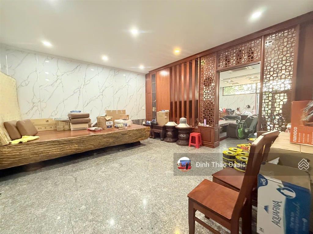Chủ nhà chuyển công tác cần bán nhà phố đẹp ngang 10m ngay đường d35, vsip 1, thuận an