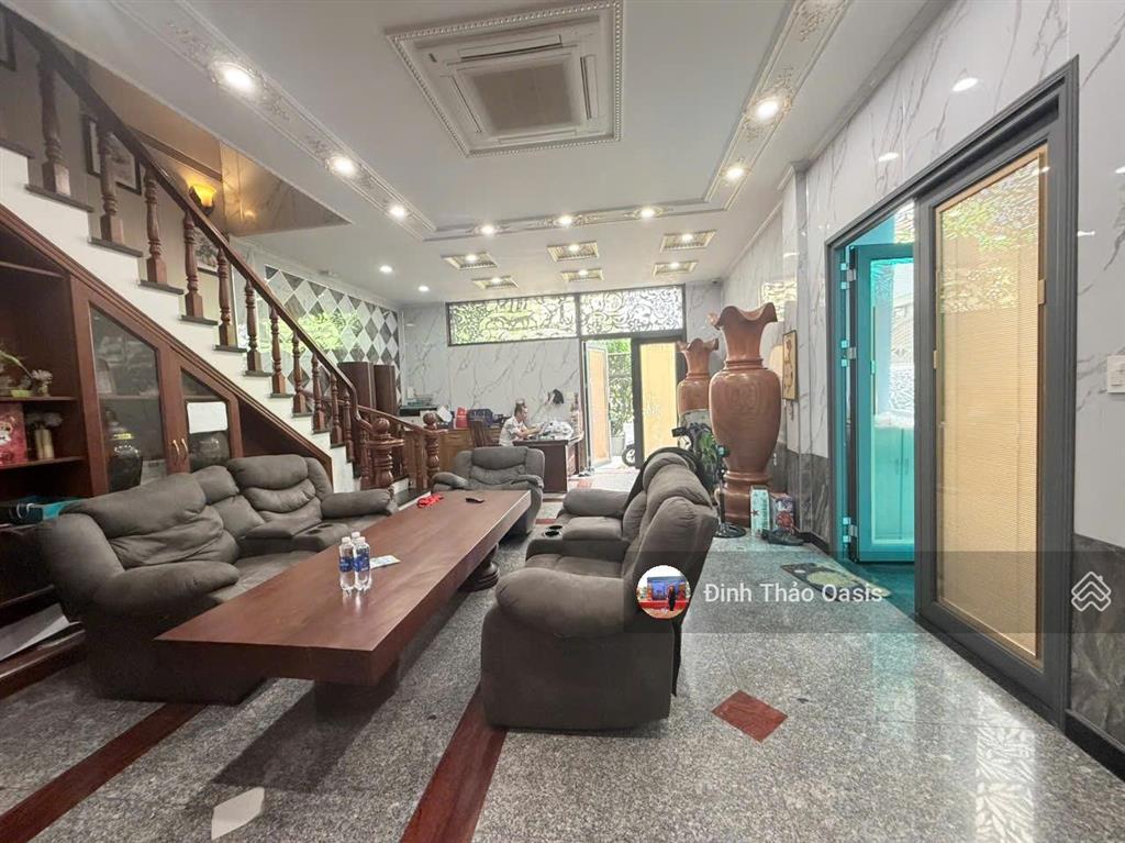 Chủ nhà chuyển công tác cần bán nhà phố đẹp ngang 10m ngay đường d35, vsip 1, thuận an