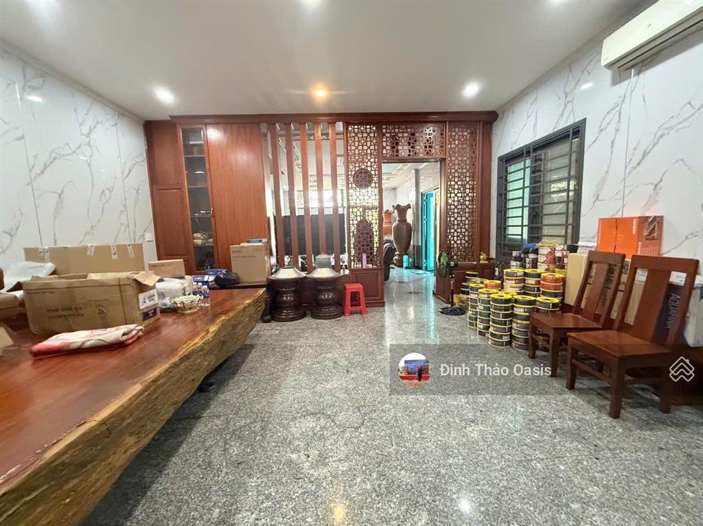 Chủ nhà chuyển công tác cần bán nhà phố đẹp ngang 10m ngay đường d35, vsip 1, thuận an