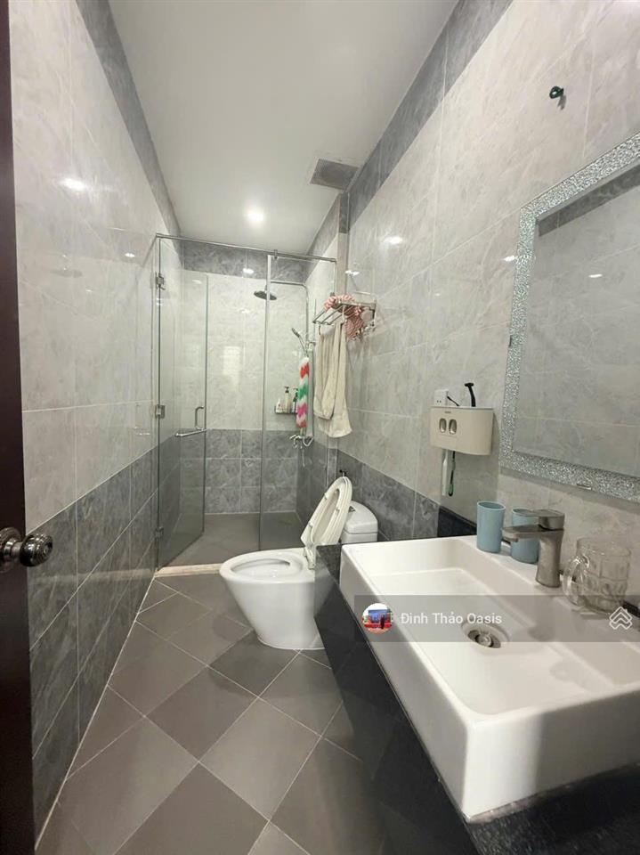Chủ nhà chuyển công tác cần bán nhà phố đẹp ngang 10m ngay đường d35, vsip 1, thuận an