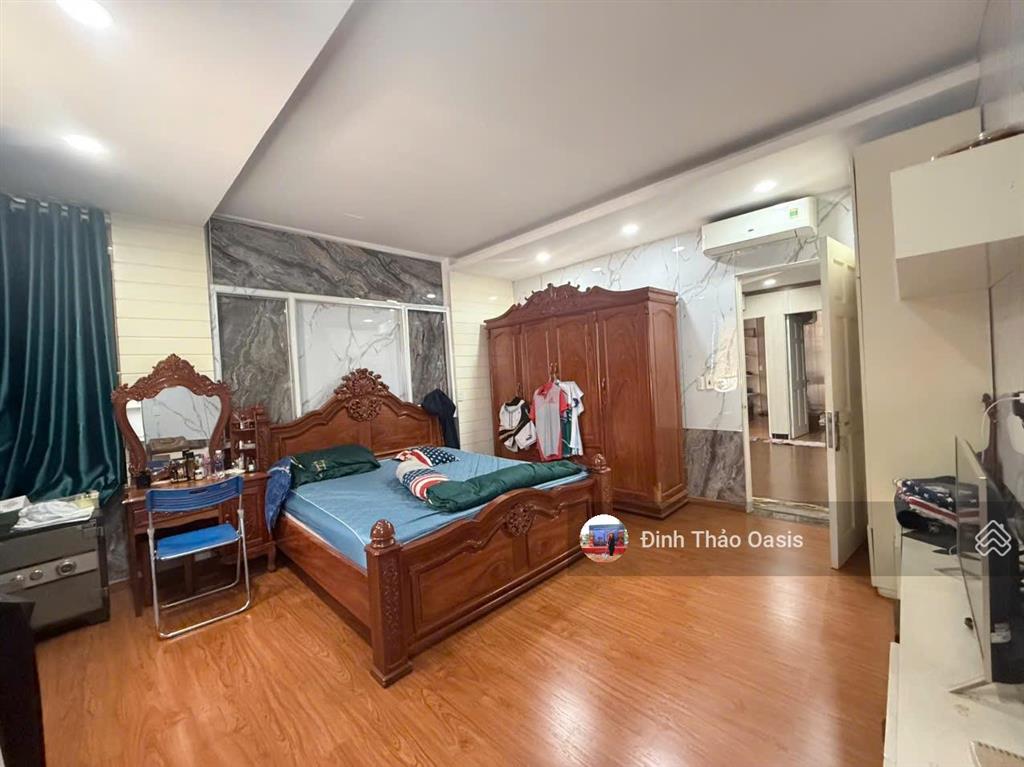Chủ nhà chuyển công tác cần bán nhà phố đẹp ngang 10m ngay đường d35, vsip 1, thuận an