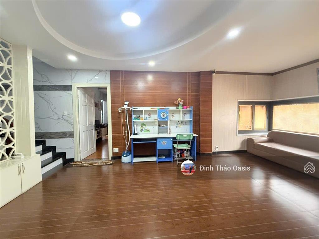 Chủ nhà chuyển công tác cần bán nhà phố đẹp ngang 10m ngay đường d35, vsip 1, thuận an