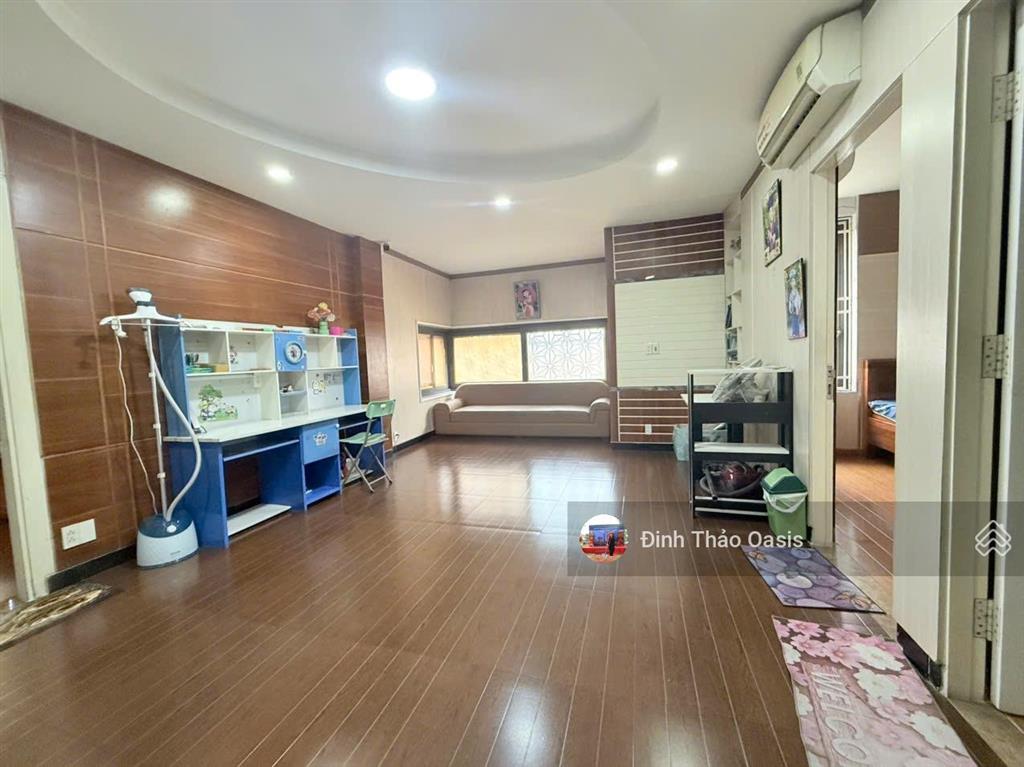 Chủ nhà chuyển công tác cần bán nhà phố đẹp ngang 10m ngay đường d35, vsip 1, thuận an
