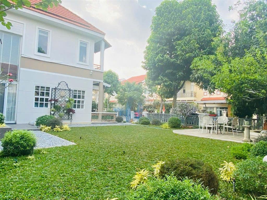 Chủ chuyển công tác cần bán căn góc phong cách châu âu sân vườn rộng tại oasis, vsip 1, thuận an