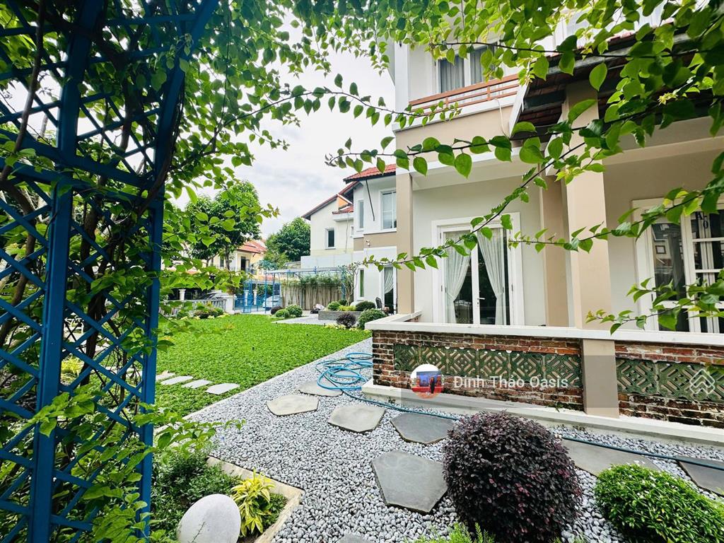 Chủ chuyển công tác cần bán căn góc phong cách châu âu sân vườn rộng tại oasis, vsip 1, thuận an