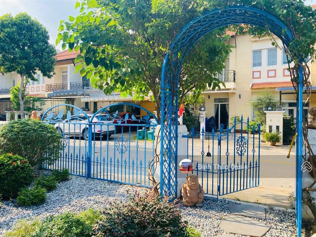 Chủ chuyển công tác cần bán căn góc phong cách châu âu sân vườn rộng tại oasis, vsip 1, thuận an