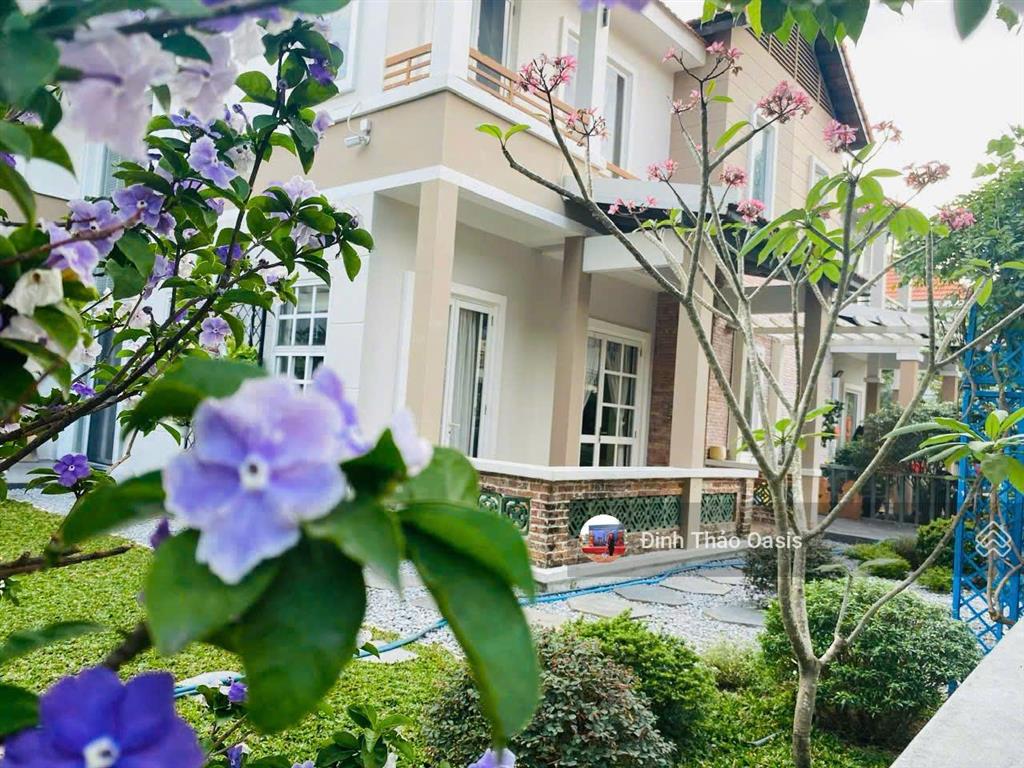 Chủ chuyển công tác cần bán căn góc phong cách châu âu sân vườn rộng tại oasis, vsip 1, thuận an